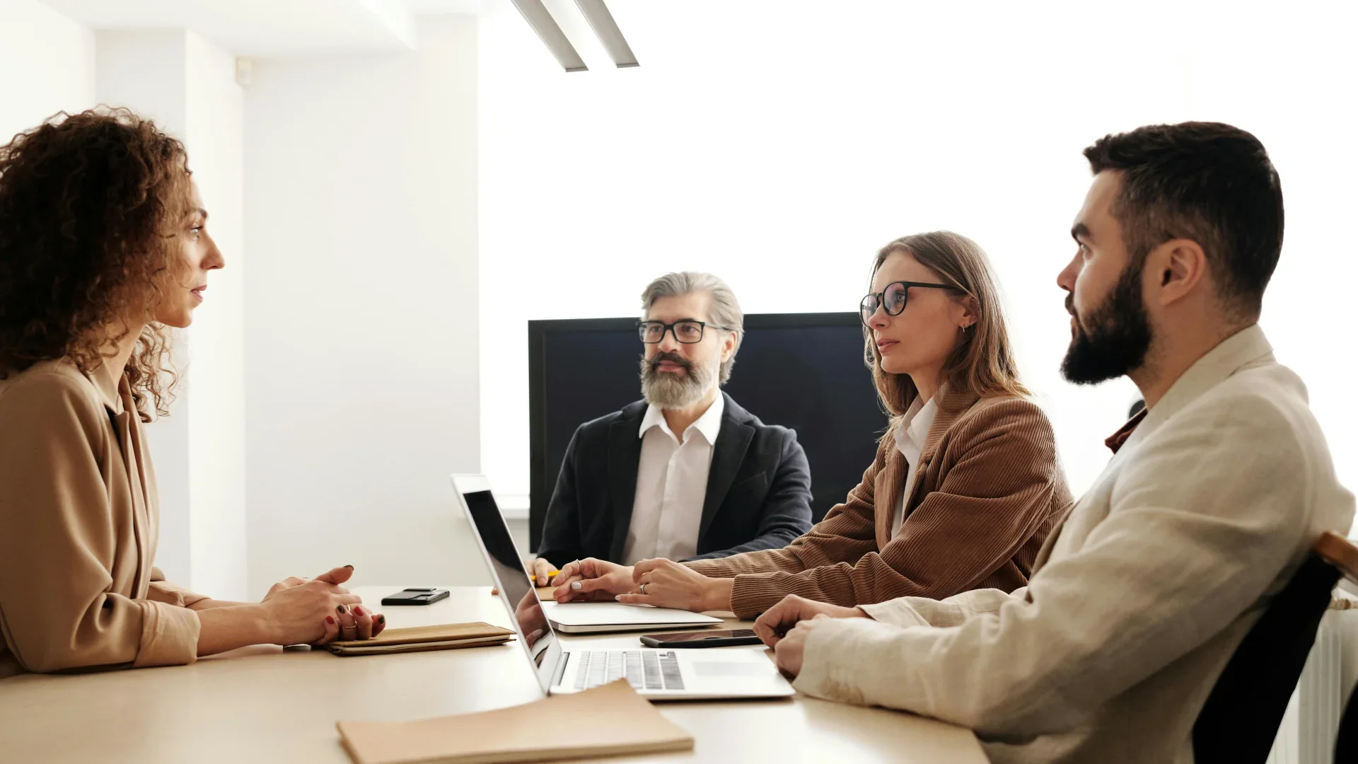 Professionnels en échange autour d'un projet de recrutement